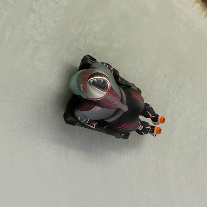 Janine Flock zeigt Zähne